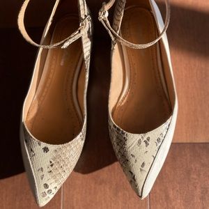 Brooks Brothers white & snakeskin 6.5 pointy flats